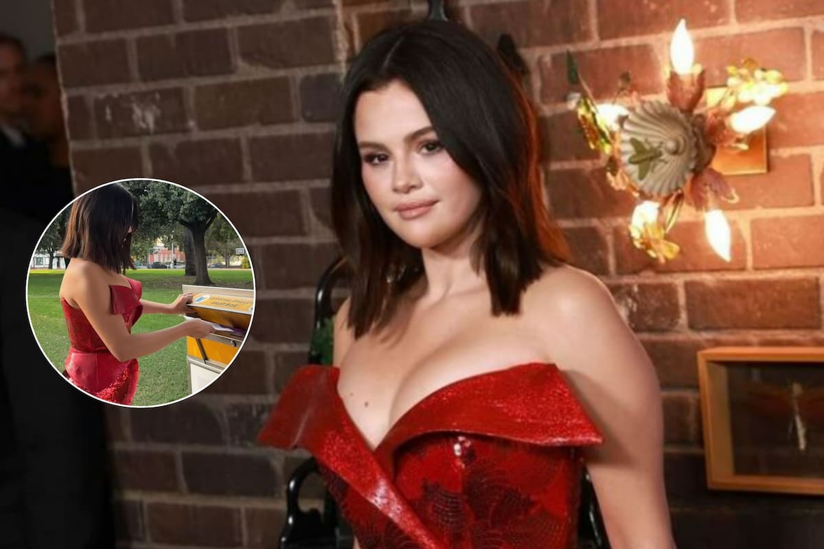 Selena Gomez fue a votar anticipadamente en Los Ángeles con un elegante vestido rojo, justo antes de la premiere de la serie Wizards Beyond Waverly Place