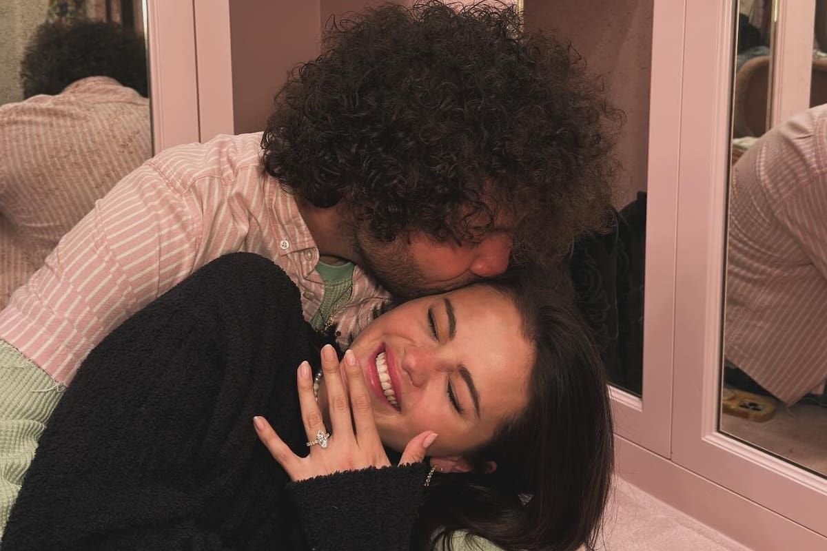 Selena Gomez junto a su pareja, Benny Blanco, feliz, con su anillo de compromiso