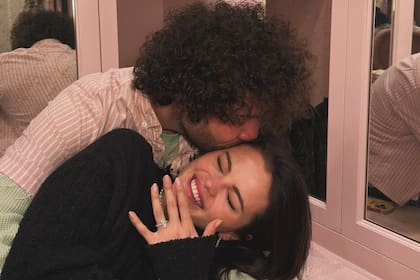 Selena Gomez junto a su pareja, Benny Blanco, feliz, con su anillo de compromiso