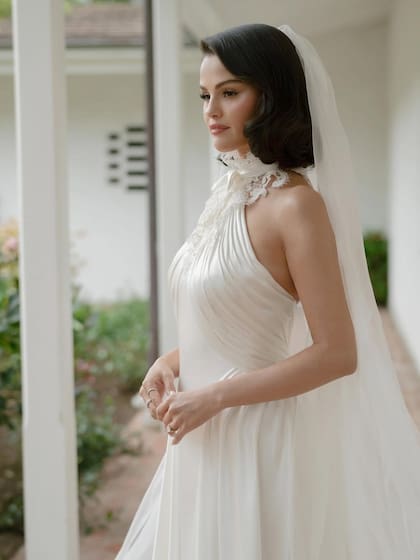 Selena Gómez lució un vestido blanco muy fino con un velo muy delicado en su soñada boda con Benny Blanco (Instagram: @selenagomez)