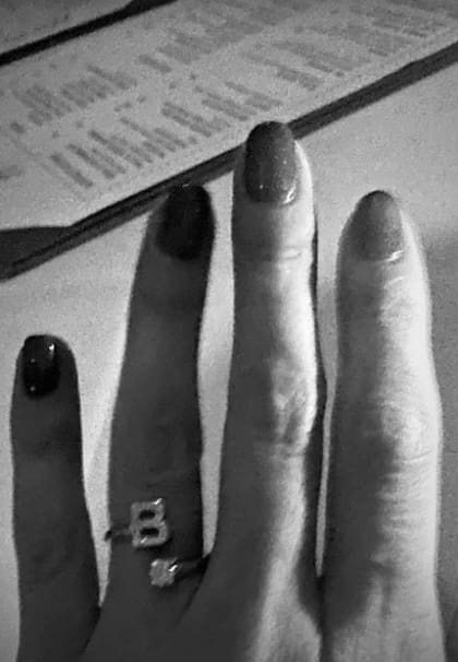 Selena Gomez presume un anillo con la inicial de su nuevo novio, Benny Blanco