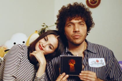 Selena Gomez sorprendió a sus fans al anunciar que sacará un nuevo disco junto a su prometido, el productor Benny Blanco (Foto: store.selenagomez.com)