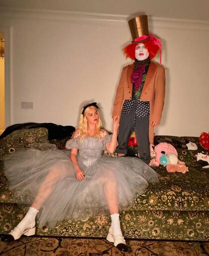 Selena Gomez y Benny Blanco decidieron personificar a Alicia y el Sombrerero Loco de la novela de Lewis Carroll