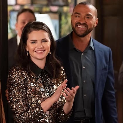 Selena Gomez y Jesse Williams en una escena de la tercera temporada de Only Murders in the Building. Foto: @ijessewilliams