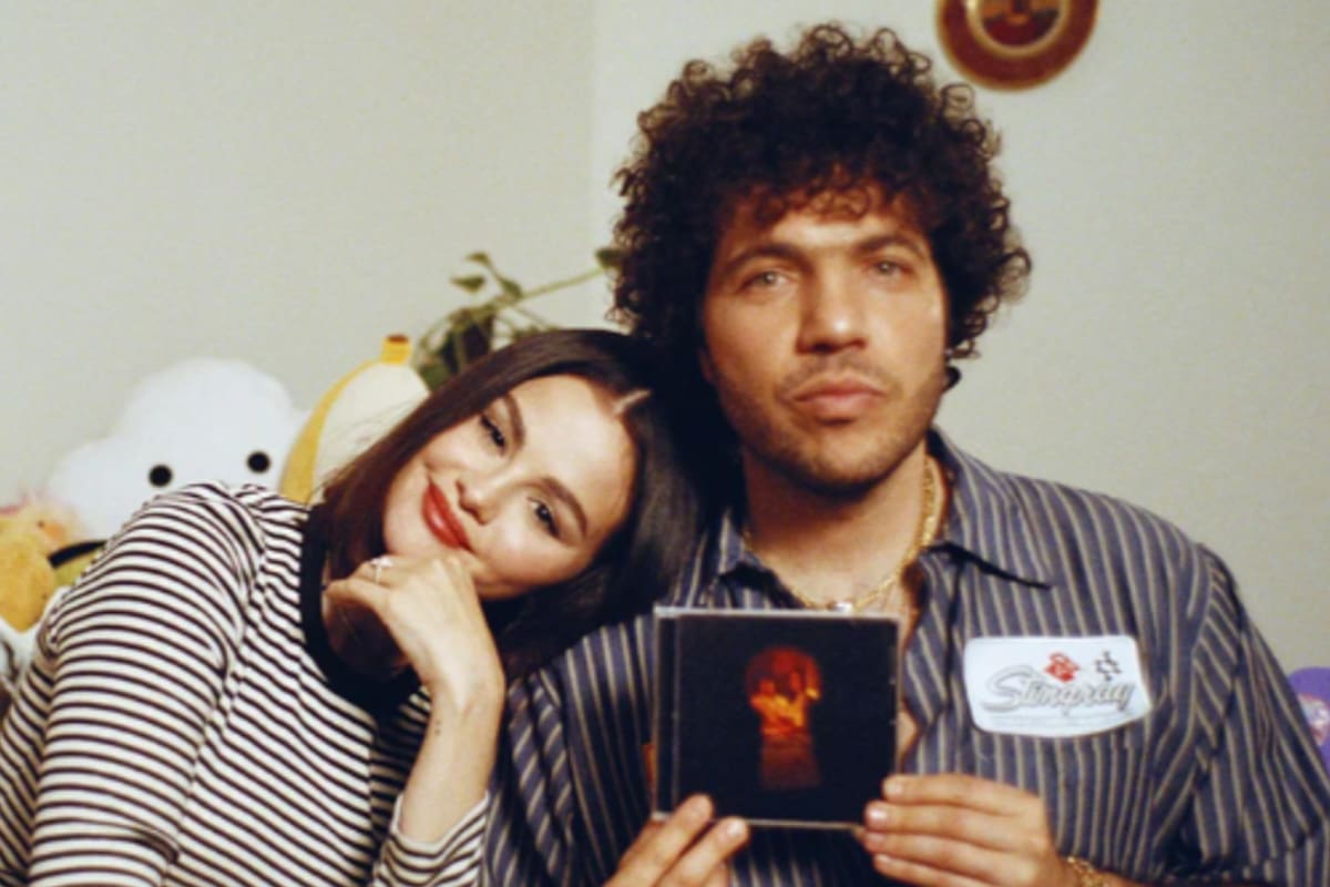 Selena Gomez y su pareja, el productor Benny Blanco (Foto: store.selenagomez.com)