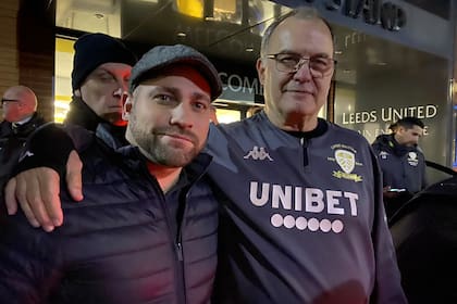 Una escena habitual en la puerta del estadio: un fanático de Leeds se saca una foto con Bielsa