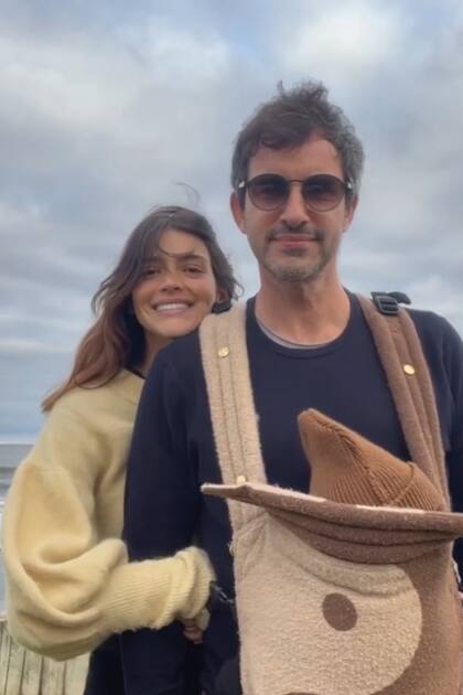 Selfie de a tres de espaldas al mar: Calu, Aíto y el bebé.