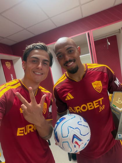 Selfie de Dybala con Malen tras su hat-trick ante Fiorentina