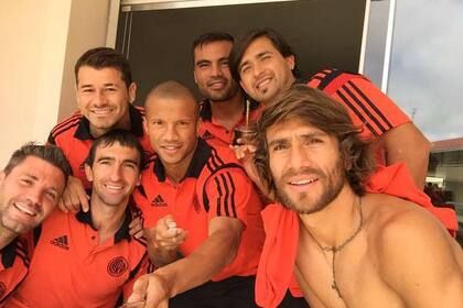 Selfie riverplatense: Ponzio, Pisculichi, Mercado, Sánchez, Mora, Barovero y Chiarini
