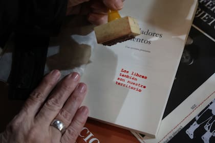 Sellos a favor de los libros en el stand de Documenta
