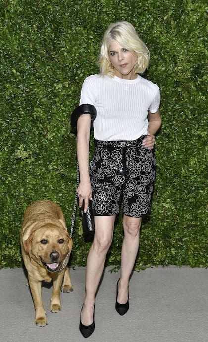 Selma Blair asistió al almuerzo del Festival de Tribeca para celebrar Through Her Lens: The Women's Filmmaker Program en el Greenwich Hotel. La actriz fue acompañada de su perro y lució un top y una bermuda con bordados
