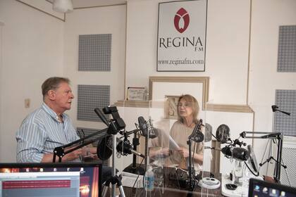 En el quinto piso de Santa Fe 1243, con la operación técnica del propio Scarano, Arturo y Selva, Alemán y Puig, graban los viernes las emisiones del futuro programa