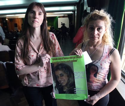 Selva Herbón y Susana Bustamante, dos madres unidas por un mismo sufrimiento, ayer, en el Congreso