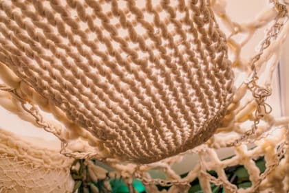 Selva Sentida es una instalación textil, sensorial y arquitectónica