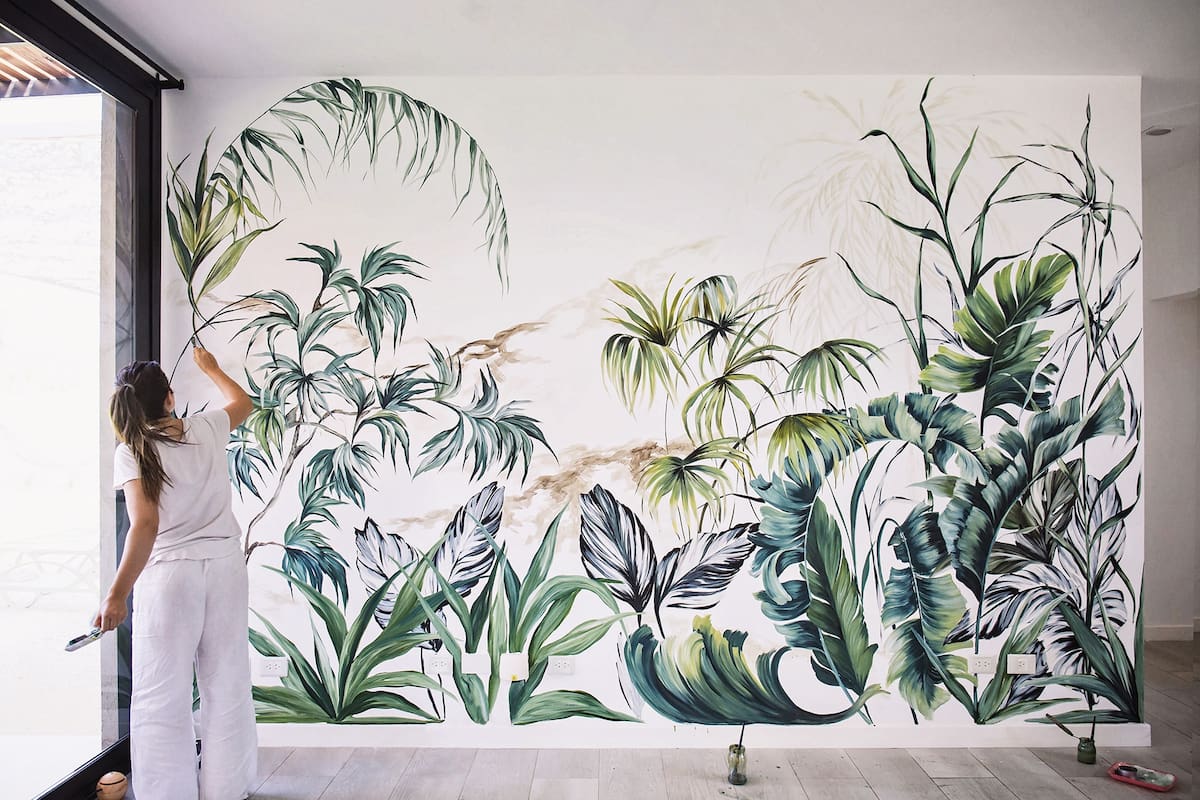 Selvas tropicales, bosques y hasta rincones de jardines se representan en las paredes con murales y empapelados. La naturaleza dentro de casa