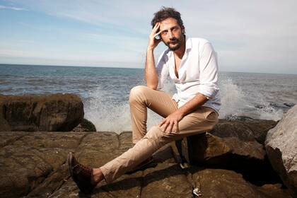 "Hay que buscar alternativas siempre según medidas sanitarias. De otro modo el teatro pasará a ser una actividad clandestina", afirma Luciano Cáceres, quien trabaja en Mar del Plata desde hace varias temporadas