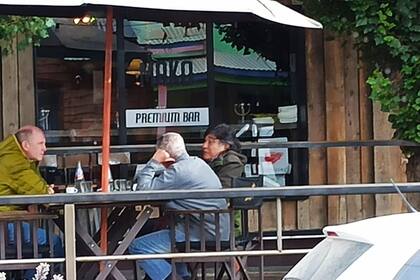 SEMANA SANTA. El procurador Carlos Zannini, tomando un café con amigos en el centro de El Calafate, Santa Cruz.
