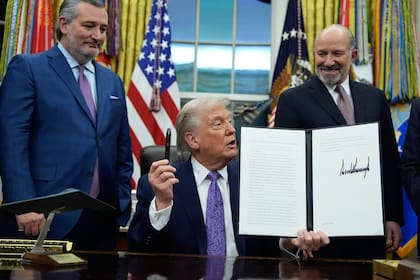 Senado de EEUU evalúa limitar poderes de guerra de Trump tras incursión en Venezuela.
