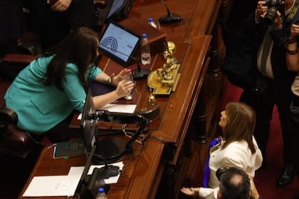 Senado una sesión pública especial, en la que se llevará a cabo la jura de 23 de los 24 senadores electos en los comicios del 26 de octubre, aunque asumiran sus bancas el 10 de Diciembre