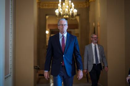 Senadores evalúan enmiendas propuestas al proyecto de recortes fiscales y de gastos de Trump