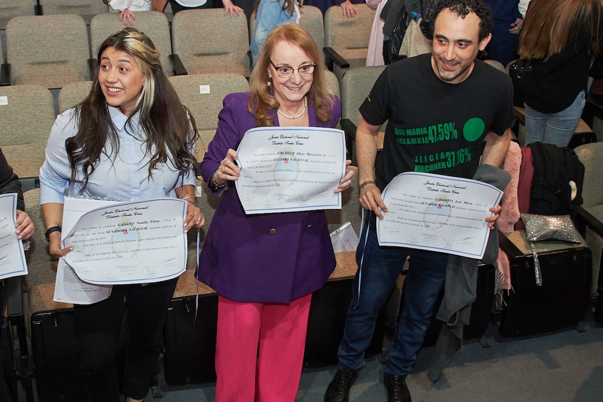 Senadores por Santa Cruz: Cecilia Gadano, PRO; Alicia Kirchner, Unión por la Patria y José María Carambia, de Mo.ve.re.