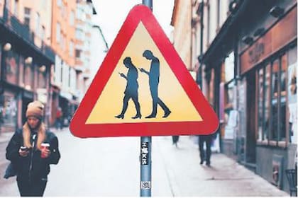 Señal diseñada por dos creativos suecos para advertir a conductores sobre peatones distraídos con su celular