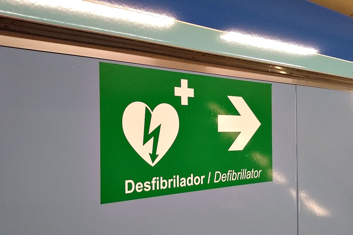 Señal que indica el desfibrilador en un local