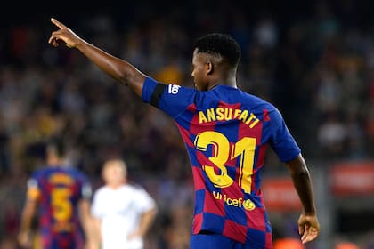 Señala a la tribuna: Ansu Fati recibió la primera ovación del Camp Nou en su vida.