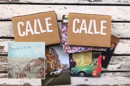 Señales en el río (el álbum de Mónica Carozzi), algunas postales y los libros del Proyecto Calle y, a la derecha, Jorge Yuchark.