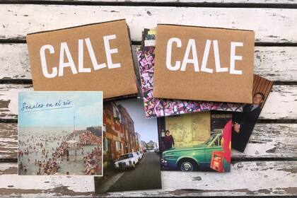 Señales en el río (el álbum de Mónica Carozzi), algunas postales y los libros del Proyecto Calle y, a la derecha, Jorge Yuchark.
