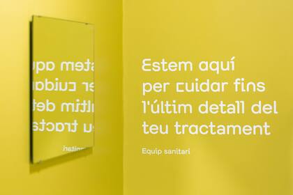 Señalética con mensajes alentadores para los pacientes de radioterapia en un hospital de Lérida, España