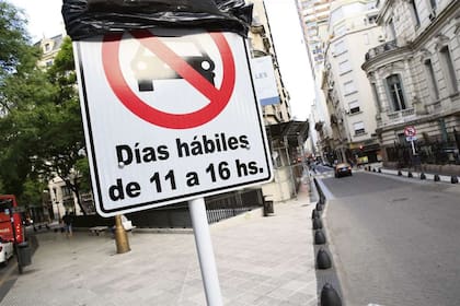 Señalización flamante para marcar las restricciones en el centro porteño