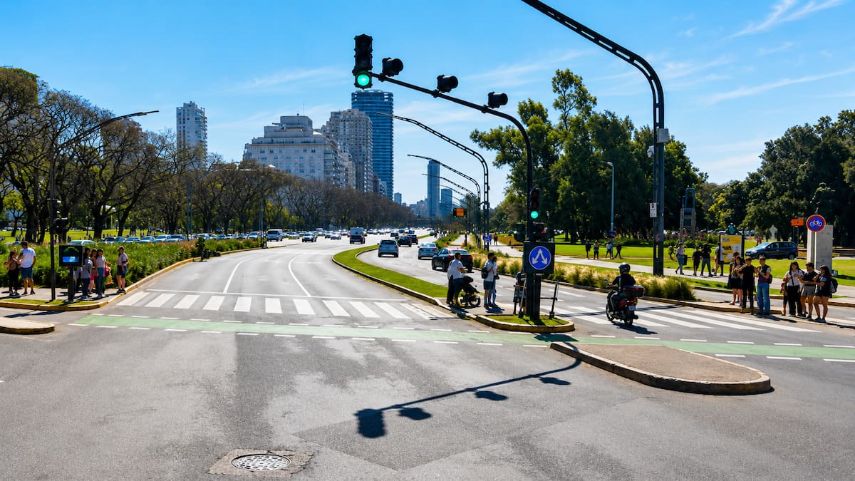 En qué horarios del día la avenida Libertador entre Dorrego y Pueyrredón es doble mano y qué señal mirar para darse cuenta - LA NACION