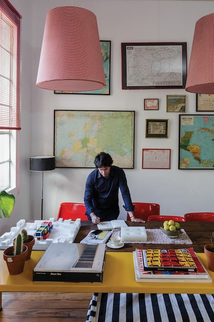 Sencilla y divertida, la casa del arquitecto Jorge Mazzinghi se adapta a las necesidades cotidianas de una familia joven. Diseño para vivir bien.