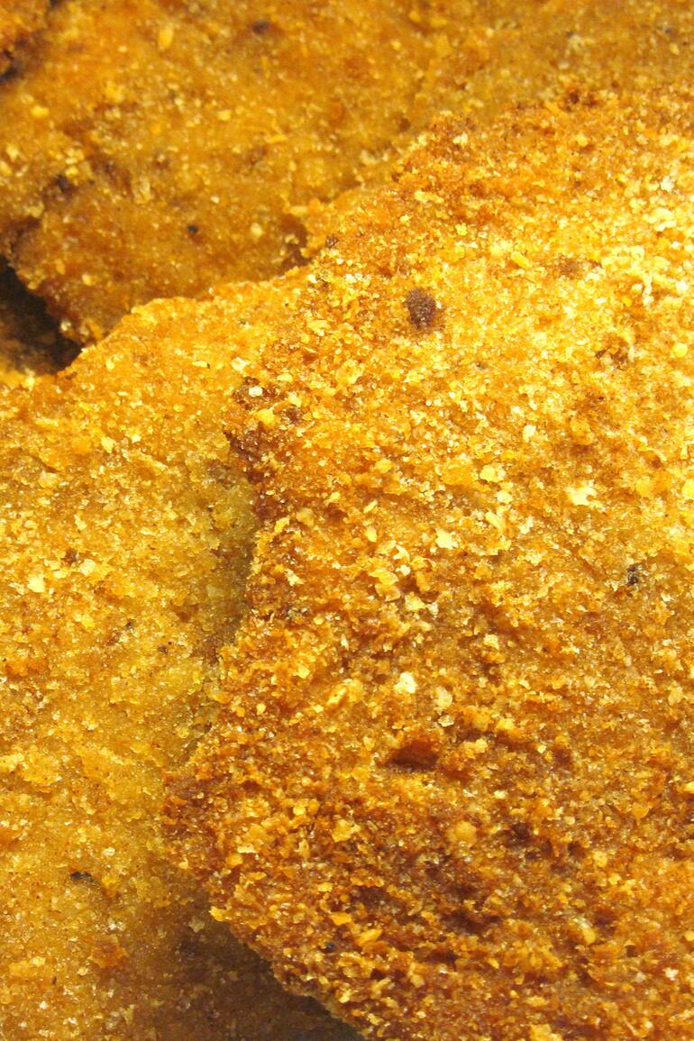 Sencillas, doradas y tiernas milanesas fritas al estilo argentino.