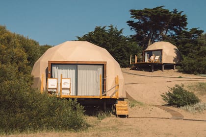 Sendero forma parte de Domos Park, un complejo de glamping apostado sobre la arena a pasitos del mar.