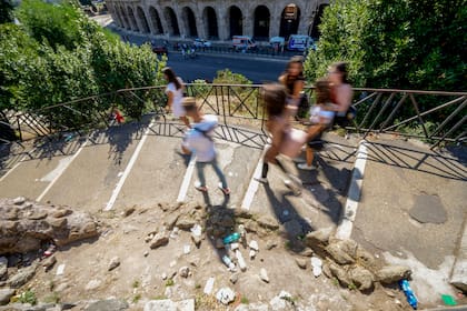 Senderos llenos de basura en camino al Coliseo Romano