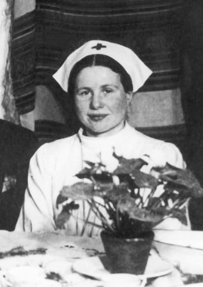 Sendler había logrado un pase sanitario al gueto de Varsovia antes de su cierre definitivo, con el cual siguió entrando y llevando ayuda a sus residentes