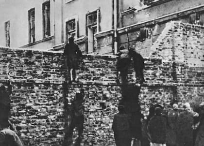 Sendler y otros miembros de su organización sacaron niños escondidos en camiones o tranvías del gueto de Varsovia (Foto: Getty Images)