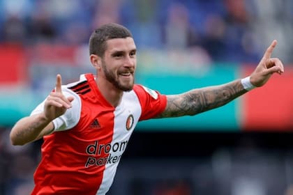 El defensor argentino convirtió esta mañana un impresionante gol de chilena en el triunfo por 4-2 de Feyenoord contra ADO Den Haag, en la tercera fecha de la Eredivisie, la liga holandesa de fútbol
