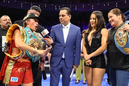 Seniesa Estrada se regodea por su polémica victoria por puntos ante la argentina Leonela Yúdica, en Las Vegas