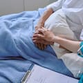 Una mujer en sus últimos días y especialistas en cuidados paliativos recorren los días previos al final