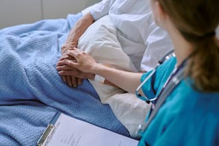 Una mujer en sus últimos días y especialistas en cuidados paliativos recorren los días previos al final