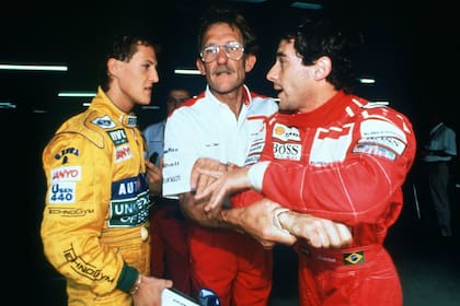 Senna (derecha) increpa a un joven Schumacher, en 1992