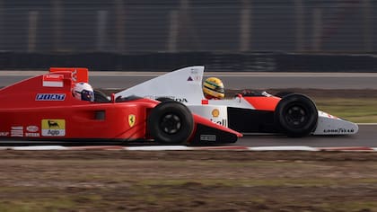 SENNA. Matt Mella as Alain Prost, Gabriel Leone as Ayrton Senna in Senna. Cr. Guilherme Leporace/Netflix ©2024