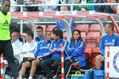 Sentada en el banco, un lugar poco frecuentado por mujeres