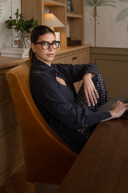 Sentada en su escritorio, repasa su lista de pendientes. Shiva es una influencer con más de setecientos mil seguidores en Instagram, en cuya cuenta refleja todos los temas que la apasionan: moda, diseño, lifestyle y arte