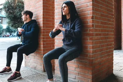 Sentadillas contra la pared: un ejercicio para realizar tres veces por semana y sumarlo a la rutina de entrenamiento personal