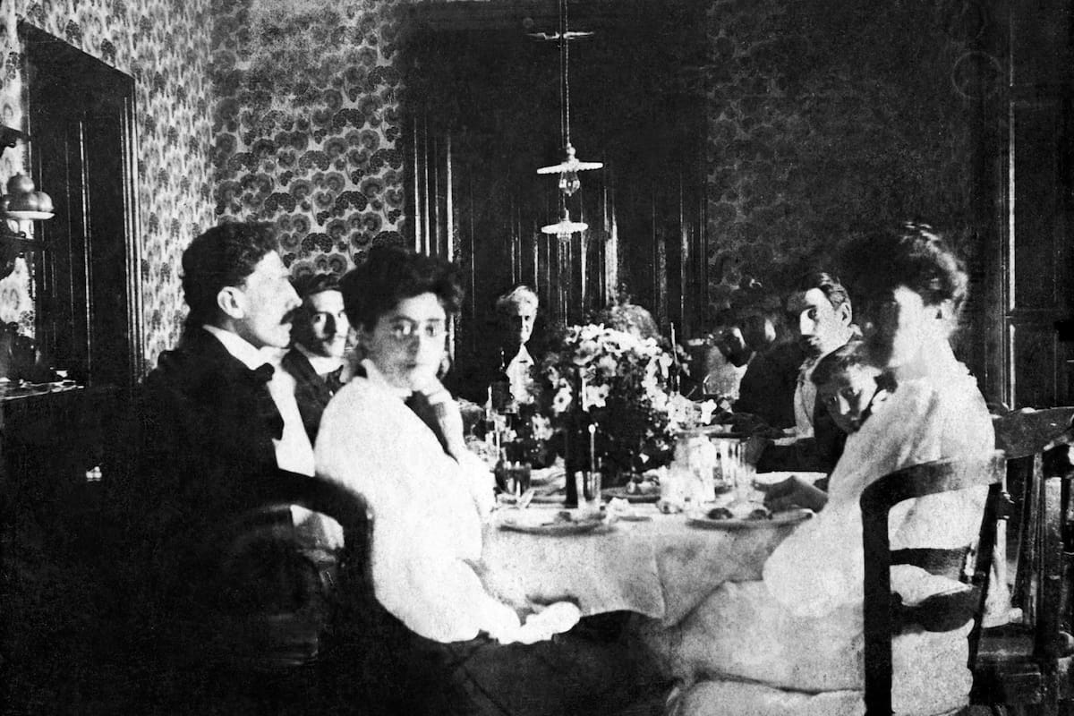 Sentados a la mesa en el comedor de Los Ombúes, la quinta dónde apareció el libro