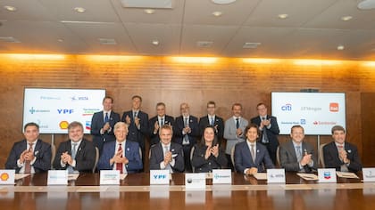 Sentados de izquierda a derecha: Pablo Gamero, CFO de Shell; Adolfo Zuberbuhler, CFO de Pampa Energía, Rodolfo Berisso, vicepresidente Ejecutivo de Administración y Finanzas de PAE; Federico Barroetaveña, CFO de YPF; Nancy Repetto, CFO de Pluspetrol; Pablo Vera Pinto, Co Fundador y CFO de Vista Energy; Gerald Free, general Manager Business Performance & Finance de Chevron Argentina; Claudio Gugliuzza, presidente de Áreas Corporativas de Tecpetrol.
Parados de izquierda a derecha: Juan Borchardt, presidente de Deutsche Bank; Facundo Gómez Minujin, CEO Argentina, Uruguay, Bolivia and Paraguay de JPMorgan Chase & Co; Horacio Marín, presidente y CEO de YPF; Juan O' Connor, CEO Argentina Itaú; Federico Elewaut, CEO de Citibank Argentina: Alejandro Butti, CEO & Country Head en Santander Argentina, y Gustavo Chaab, CEO de VMOS